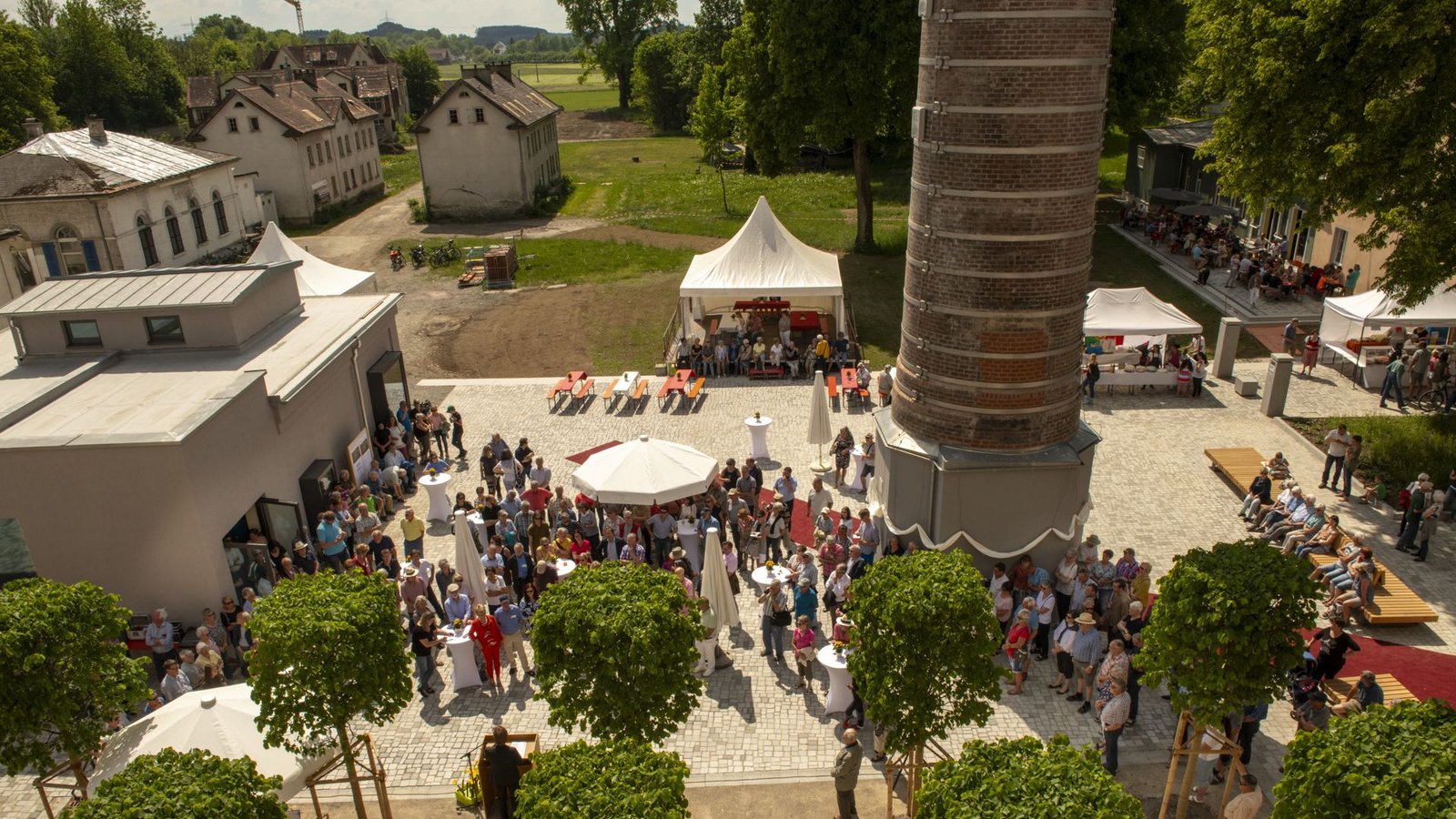 Rund um den Schornstein der ehemaligen Erba-Fabrik sind Neubauten entstanden und Altbauten saniert worden.Foto: Landesgartenschau Wangen im Allgäu/oh