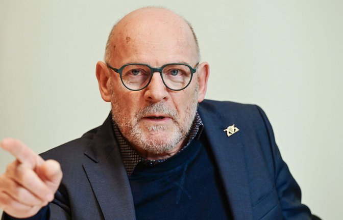 Da geht’s lang zum Frieden: Winfried Hermann (Grüne)<span class='image-autor'>Foto: dpa/Bernd Weißbrod</span>