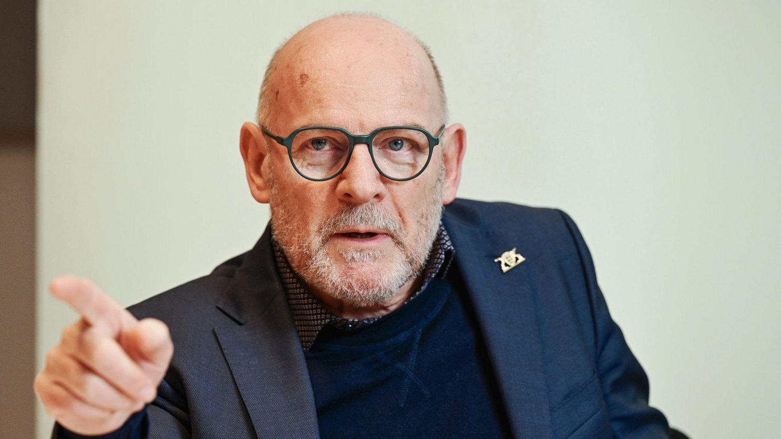 Da geht’s lang zum Frieden: Winfried Hermann (Grüne)Foto: dpa/Bernd Weißbrod