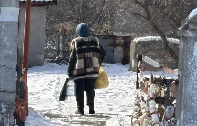 Mit dem Einkauf für eine Woche bepackt macht sich Tetiana auf dem zehneinhalb Kilometer langen Rückweg aus dem belagerten Pokrovsk ins Dorf Rodynske.<span class='image-autor'>Foto: &nbsp;</span>