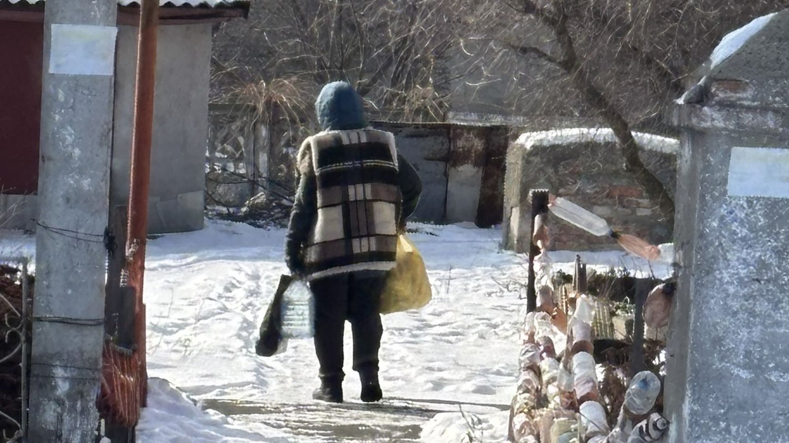 Mit dem Einkauf für eine Woche bepackt macht sich Tetiana auf dem zehneinhalb Kilometer langen Rückweg aus dem belagerten Pokrovsk ins Dorf Rodynske.Foto: &nbsp;