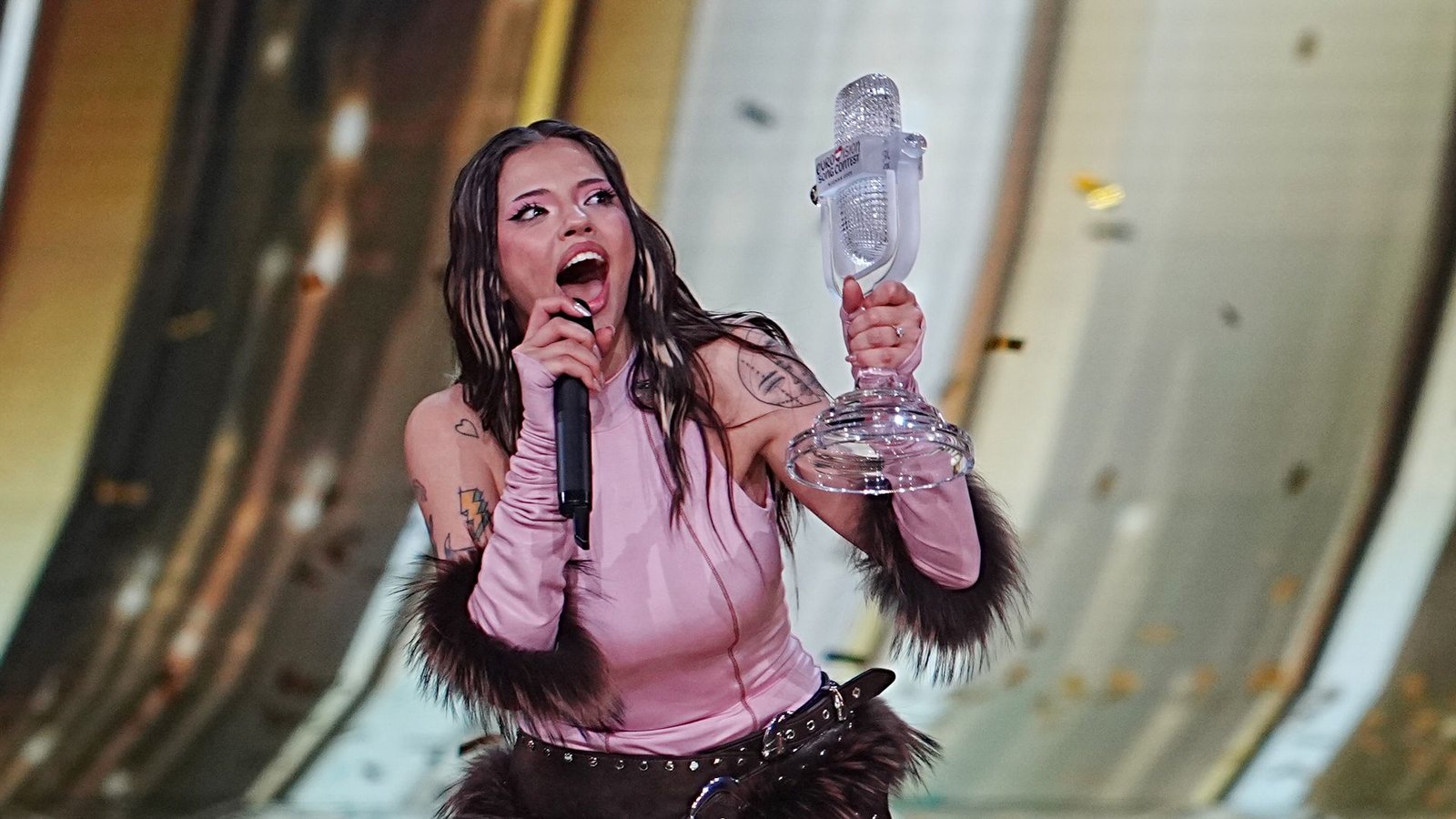 Siegerin Dara aus Bulgarien mit dem Titel "Bangaranga" jubelt mit der Trophäe im Finale des 70. Eurovision Song Contest (ESC) in der Wiener Stadthalle.Foto: Georg Hochmuth/APA/dpa Siegerin Dara aus Bulgarien mit dem Titel "Bangaranga" jubelt mit der Trophäe im Finale des 70. Eurovision Song Contest (ESC) in der Wiener Stadthalle.Foto: Georg Hochmuth/APA/dpa