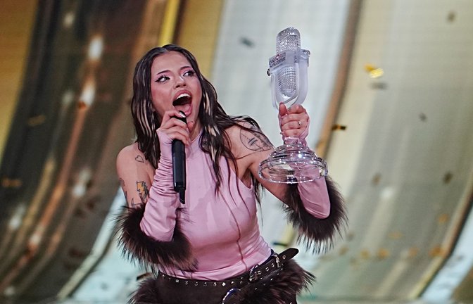 Siegerin Dara aus Bulgarien mit dem Titel "Bangaranga" jubelt mit der Trophäe im Finale des 70. Eurovision Song Contest (ESC) in der Wiener Stadthalle.<span class='image-autor'>Foto: Georg Hochmuth/APA/dpa</span>