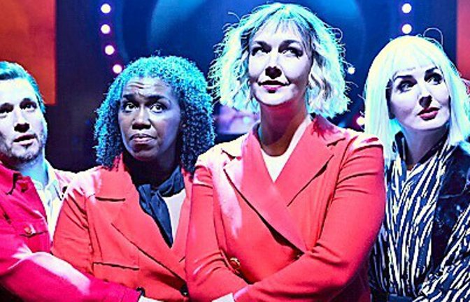 „Chaos“-Darsteller (von li.): Philipp Nicklaus als Mista, Olivia Johnson als Sista, Ida Ränzlöv als Perla, Lea Sophie Salfeld als Angel.<span class='image-autor'>Foto: Staatsoper/Matthias Baus</span>
