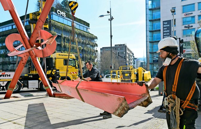 Mit schwerem Gerät abgebaut: Großplastik „Lobotchevksy“ vor dem Treffpunkt Rote­bühlplatz<span class='image-autor'>Foto: Lichtgut/Max Kovalenko</span>