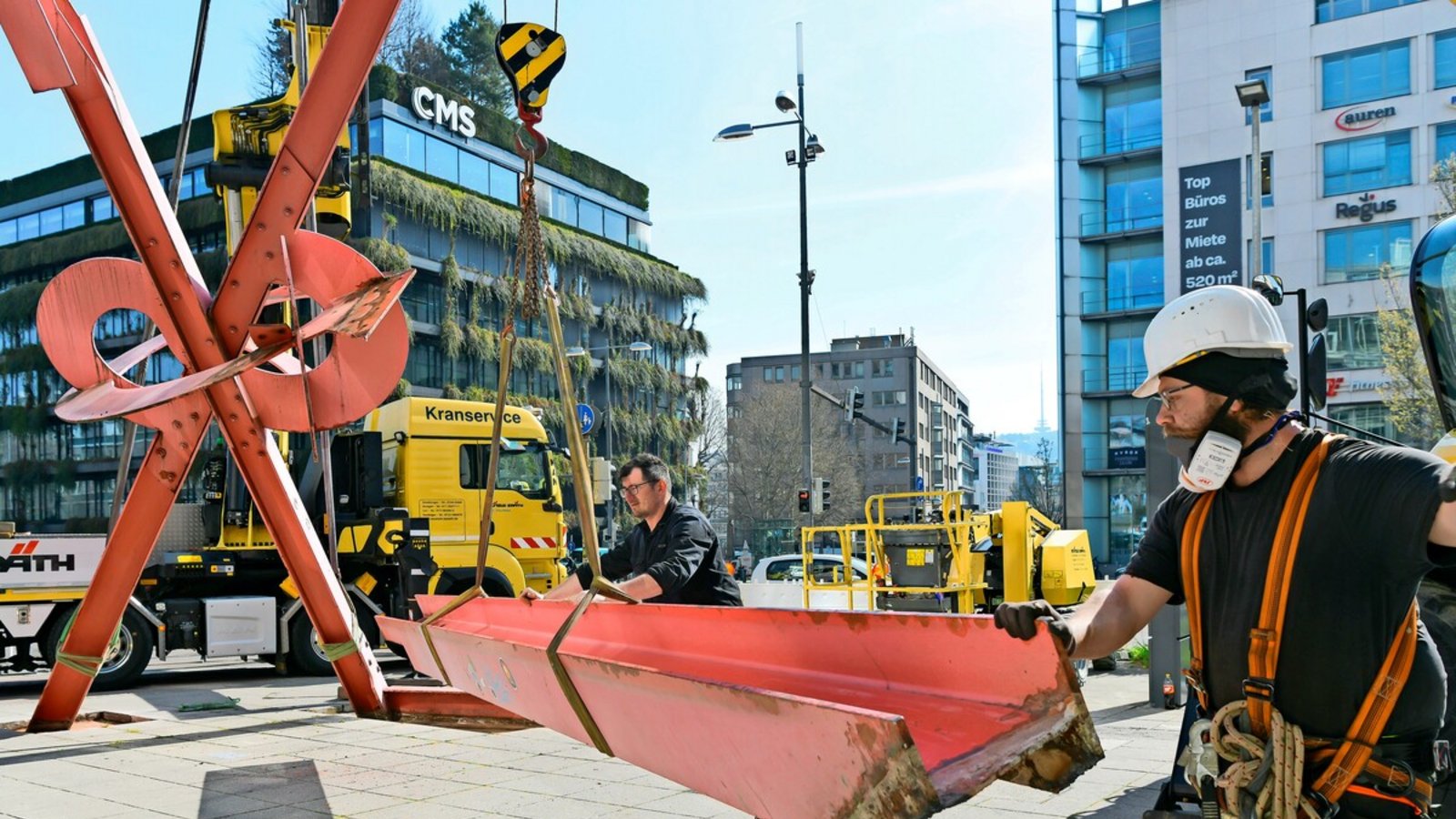 Mit schwerem Gerät abgebaut: Großplastik „Lobotchevksy“ vor dem Treffpunkt Rote­bühlplatzFoto: Lichtgut/Max Kovalenko