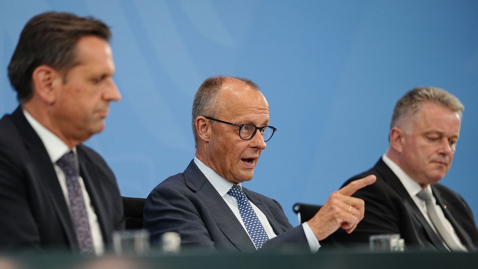 Von links: Olaf Lies (SPD), Ministerpräsident von Niedersachsen, Bundeskanzler Friedrich Merz (CDU) und Gordon Schnieder (CDU), Ministerpräsident von Rheinland-Pfalz bei der Ministerpräsidentenkonferenz im BundeskanzleramtFoto: Kay Nietfeld/dpa/Kay Nietfeld