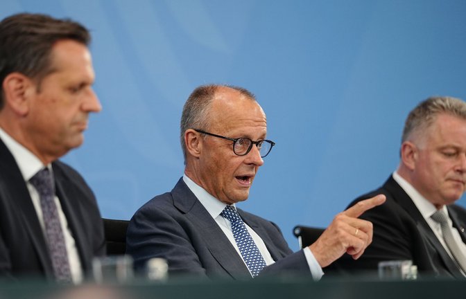 Von links: Olaf Lies (SPD), Ministerpräsident von Niedersachsen, Bundeskanzler Friedrich Merz (CDU) und Gordon Schnieder (CDU), Ministerpräsident von Rheinland-Pfalz bei der Ministerpräsidentenkonferenz im Bundeskanzleramt<span class='image-autor'>Foto: Kay Nietfeld/dpa/Kay Nietfeld</span>