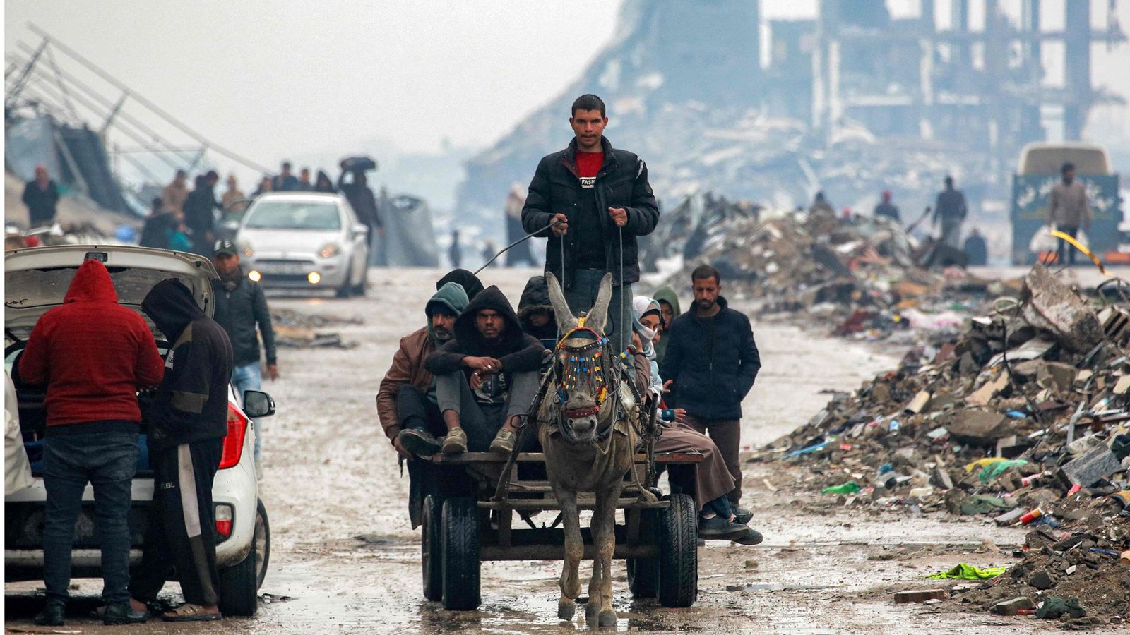 Palästinenser im Norden des Gazastreifens fahren auf einem Eselskarren.Foto: AFP/BASHAR TALEB Palästinenser im Norden des Gazastreifens fahren auf einem Eselskarren.Foto: AFP/BASHAR TALEB