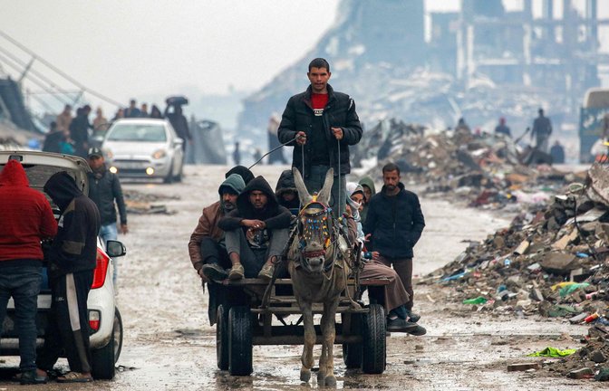 Palästinenser im Norden des Gazastreifens fahren auf einem Eselskarren.<span class='image-autor'>Foto: AFP/BASHAR TALEB</span>