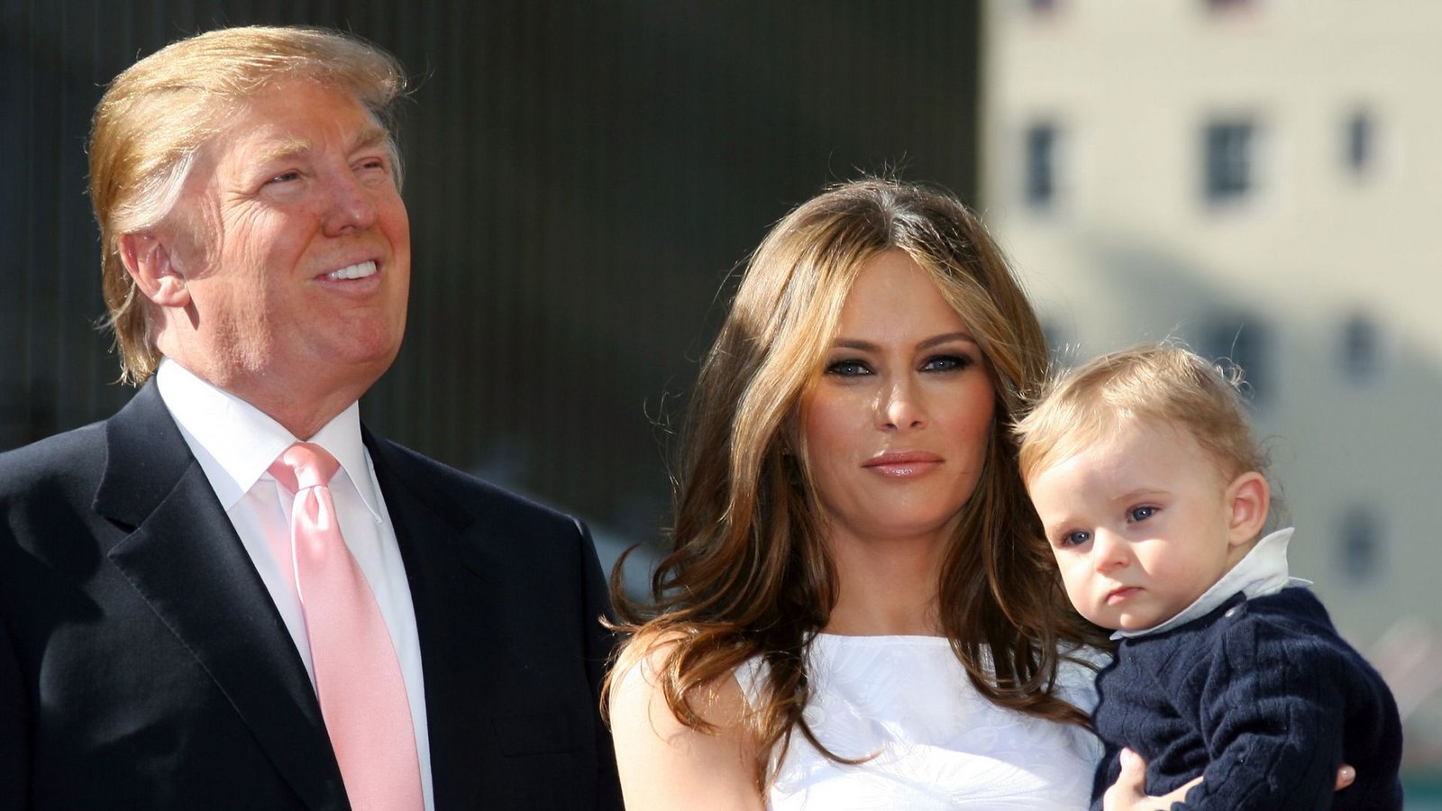 2006 kommt der gemeinsame Sohn Barron zur Welt, im selben Jahr wurde Melania US-Staatsbürgerin. Glaubt man der Pornodarstellerin Stormy Daniels, hatten sie und Trump nur kurze Zeit nach Barrons Geburt eine Affäre.Foto: AFP/Gabriel Bouys 2006 kommt der gemeinsame Sohn Barron zur Welt, im selben Jahr wurde Melania US-Staatsbürgerin. Glaubt man der Pornodarstellerin Stormy Daniels, hatten sie und Trump nur kurze Zeit nach Barrons Geburt eine Affäre.Foto: AFP/Gabriel Bouys
