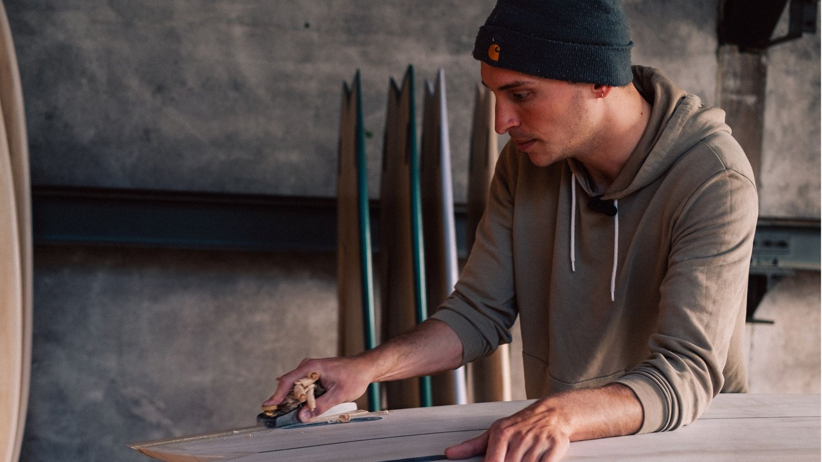 Schreiner Arne Schray bearbeitet ein Surfboard in seiner Werkstatt in Tübingen.Foto: Cuna/Patrick Baur