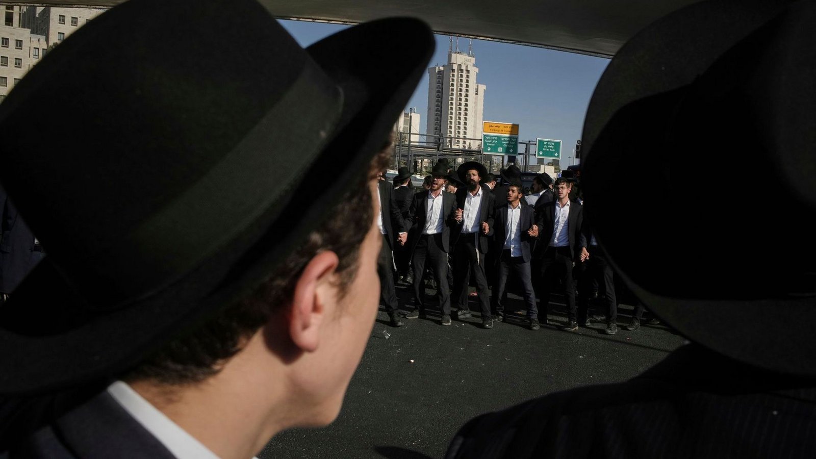 Ultraorthodoxe jüdische Männer blockieren eine Straße während einer Demonstration gegen die Rekrutierung von Soldaten (Archivfoto).Foto: Leo Correa/AP/dpa Ultraorthodoxe jüdische Männer blockieren eine Straße während einer Demonstration gegen die Rekrutierung von Soldaten (Archivfoto).Foto: Leo Correa/AP/dpa