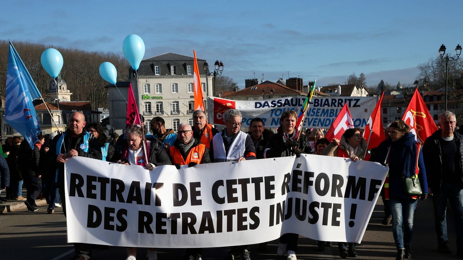 Demonstranten halten ein Transparent mit der Aufschrift "Rücknahme der ungerechten Rentenreform" während eines Protestmarsches in Bayonne.Foto: Robert Edme/AP/dpa