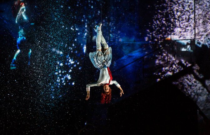 Akrobatik in der Luft und auf dem Eis. Die Cirque-du-Soleil-Show „Crystal“<span class='image-autor'>Foto: Matt Beard</span>