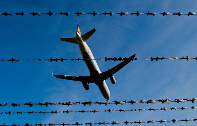 Im vergangenen Jahr sind so viele Menschen freiwillig über Förderprogramme ausgereist wie lange nicht mehr.<span class='image-autor'>Foto: Julian Stratenschulte/dpa</span>