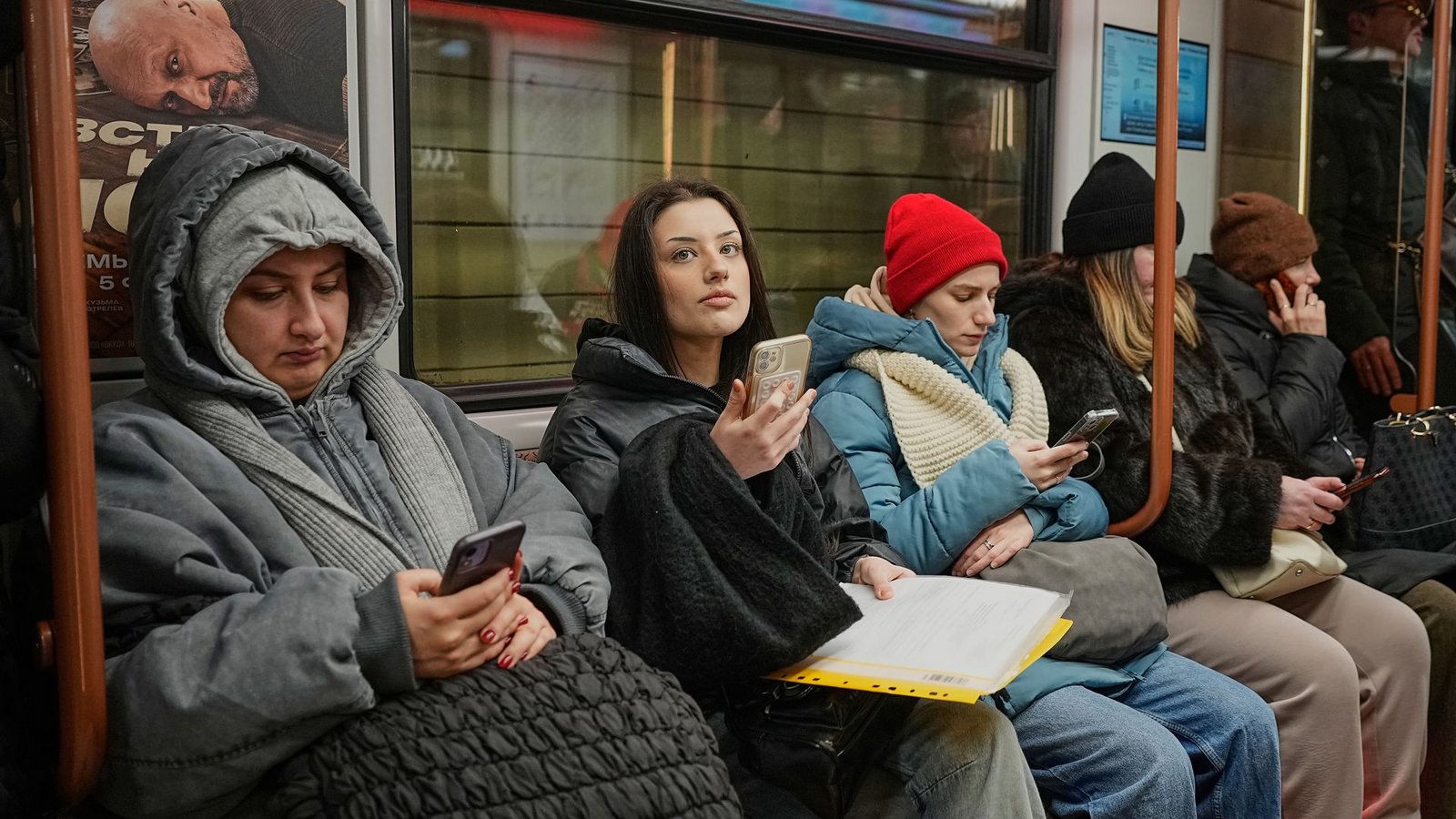 Viele Russen beklagen sich über die ständigen Abschaltungen des mobilen Internets. (Archivbild)Foto: Alexander Zemlianichenko/AP/dpa