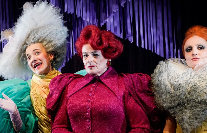 Szene aus „Ein idealer Mann“ von Oscar Wilde im Schauspielhaus Stuttgart mit Silvia Schwinger, Christiane Roßbach, Celina Rongen (v. li.).<span class='image-autor'>Foto: Arno Declair/Schauspiel Stuttgart</span>