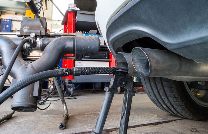 Die Sonde eines Gerätes zur Abgasuntersuchung für Dieselmotoren steckt im Auspuffrohr eines VW Golf 2.0 TDI (Baujahr 2012).<span class='image-autor'>Foto: Patrick Pleul/dpa-Zentralbild/dpa</span>