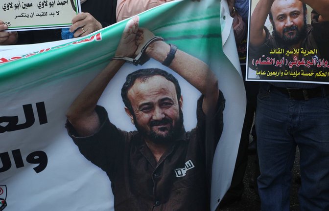 Palästinensische Demonstranten mit Flaggen und Plakaten von Marwan Barghuti: Mehr als 200 Prominente fordern seine Freilassung.<span class='image-autor'>Foto: IMAGO/APAimages/IMAGO/Mohammed Nasser \ apaimages</span>