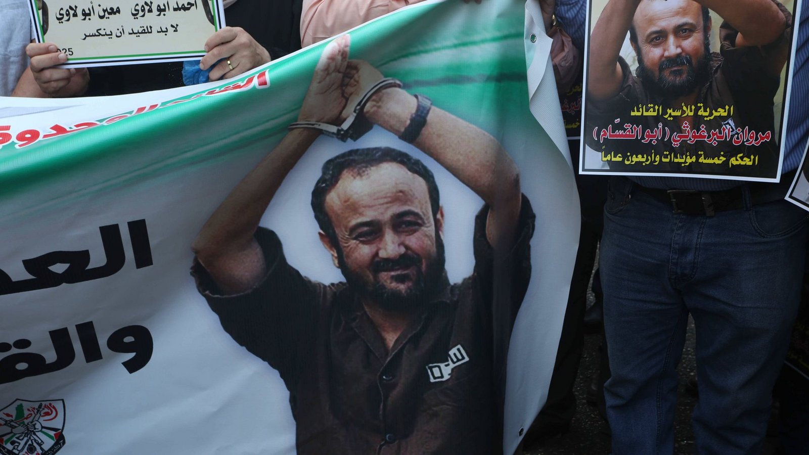 Palästinensische Demonstranten mit Flaggen und Plakaten von Marwan Barghuti: Mehr als 200 Prominente fordern seine Freilassung.Foto: IMAGO/APAimages/IMAGO/Mohammed Nasser \ apaimages Palästinensische Demonstranten mit Flaggen und Plakaten von Marwan Barghuti: Mehr als 200 Prominente fordern seine Freilassung.Foto: IMAGO/APAimages/IMAGO/Mohammed Nasser \ apaimages