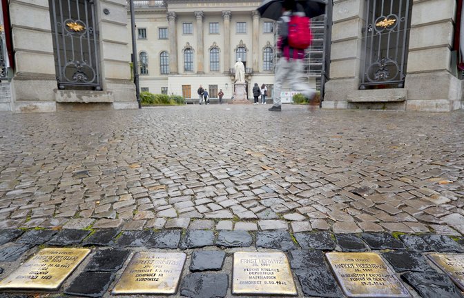 Stolpersteine vor der Berliner Humboldt-Universität: Dort verhinderten radikale propalästinensische Studierende eine Podiumsdiskussion mit einer israelischen Richterin.<span class='image-autor'>Foto: Joerg Carstensen/dpa</span>