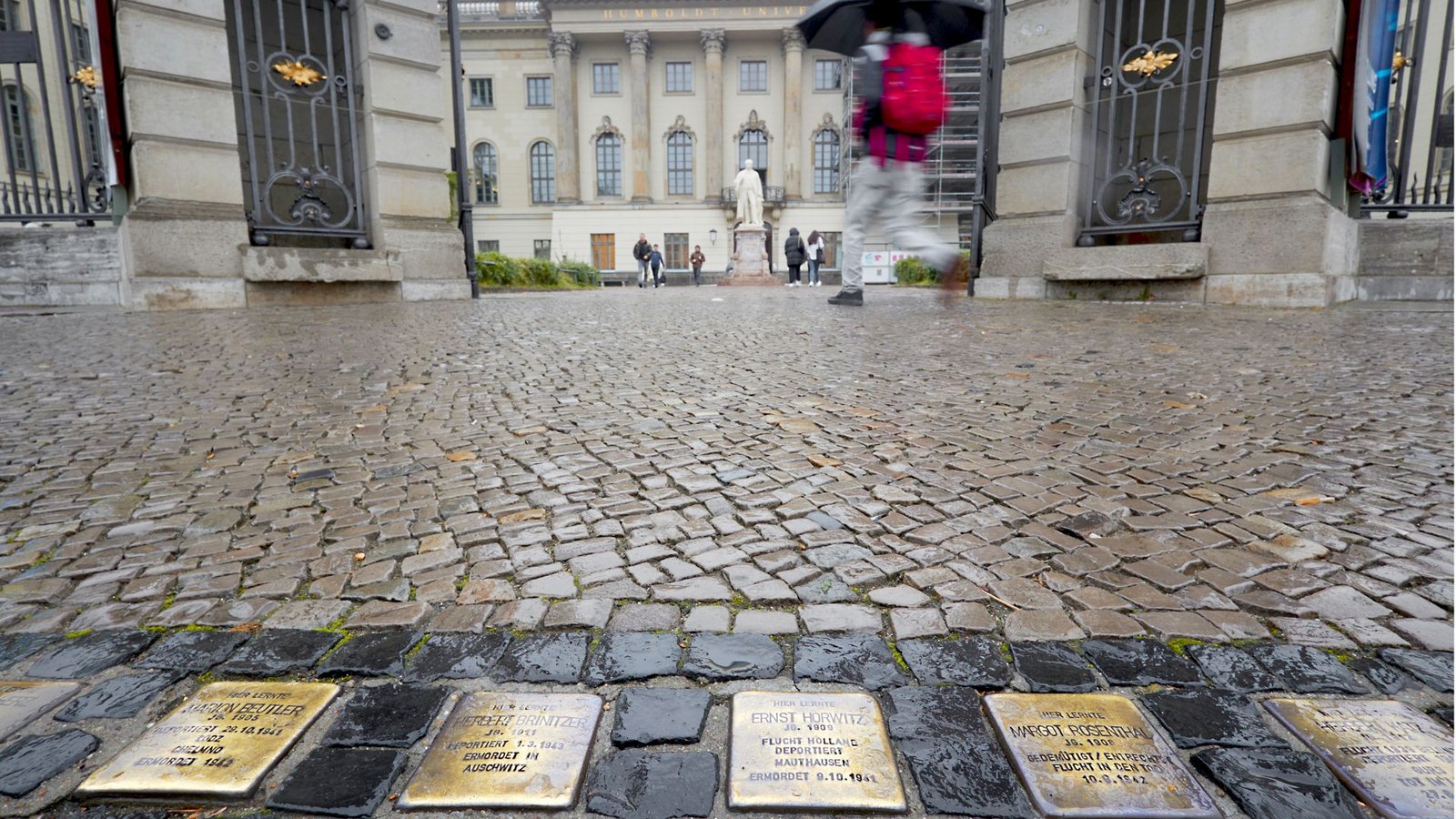 Stolpersteine vor der Berliner Humboldt-Universität: Dort verhinderten radikale propalästinensische Studierende eine Podiumsdiskussion mit einer israelischen Richterin.Foto: Joerg Carstensen/dpa Stolpersteine vor der Berliner Humboldt-Universität: Dort verhinderten radikale propalästinensische Studierende eine Podiumsdiskussion mit einer israelischen Richterin.Foto: Joerg Carstensen/dpa