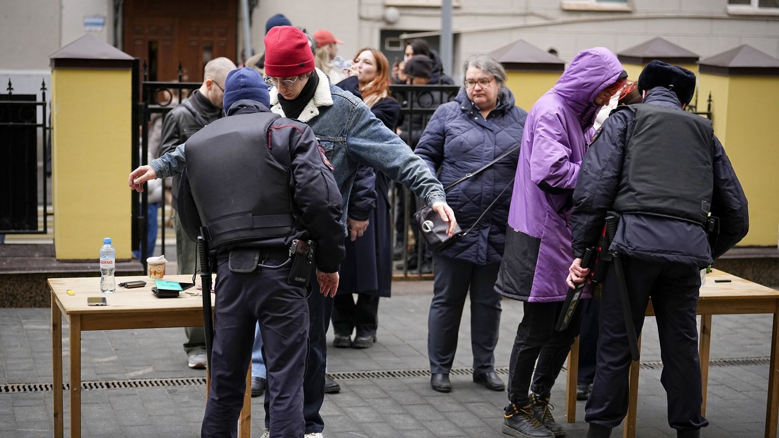 Wähler stehen am Sonntag um 12 Uhr in Moskau Schlange, um von der Polizei kontrolliert zu werden. Die russische Opposition hatte zu Protesten aufgerufen.Foto: dpa/Alexander Zemlianichenko Wähler stehen am Sonntag um 12 Uhr in Moskau Schlange, um von der Polizei kontrolliert zu werden. Die russische Opposition hatte zu Protesten aufgerufen.Foto: dpa/Alexander Zemlianichenko