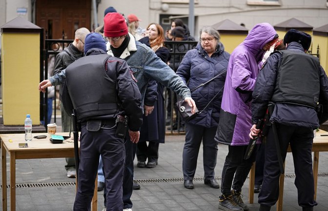 Wähler stehen am Sonntag um 12 Uhr  in Moskau  Schlange, um von der Polizei kontrolliert zu werden. Die russische Opposition hatte zu Protesten aufgerufen.<span class='image-autor'>Foto: dpa/Alexander Zemlianichenko</span>