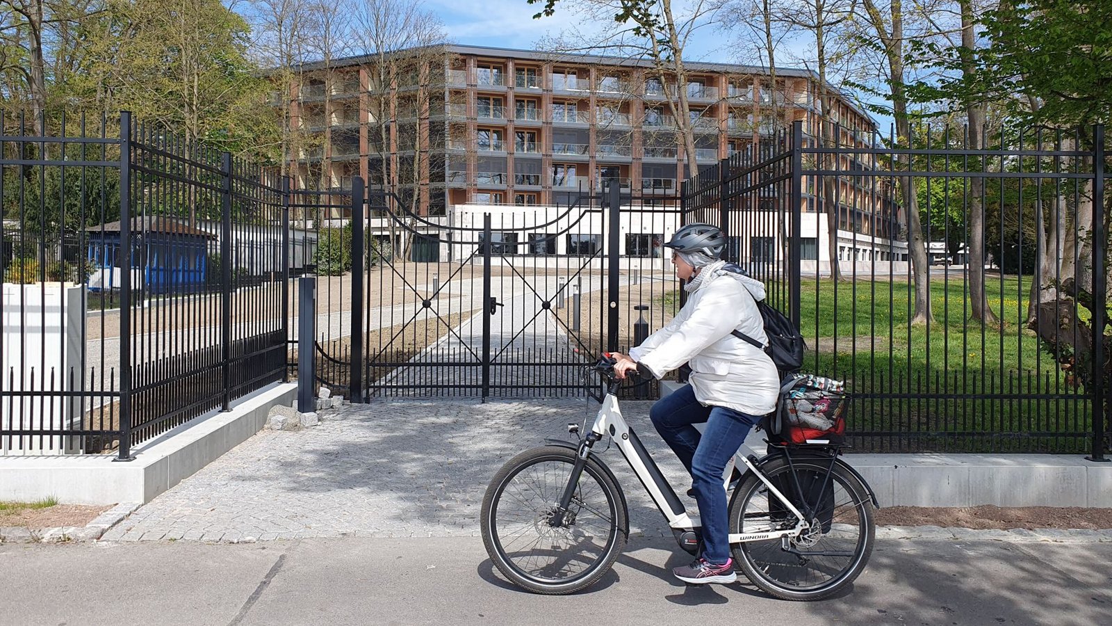 Hinter einem mannshohen Zaun direkt an der Seestraße erhebt sich der neue Wellnesstempel von Hans Jürg Buff.Foto: Hinter einem mannshohen Zaun direkt an der Seestraße erhebt sich der neue Wellnesstempel von Hans Jürg Buff.Foto: 
