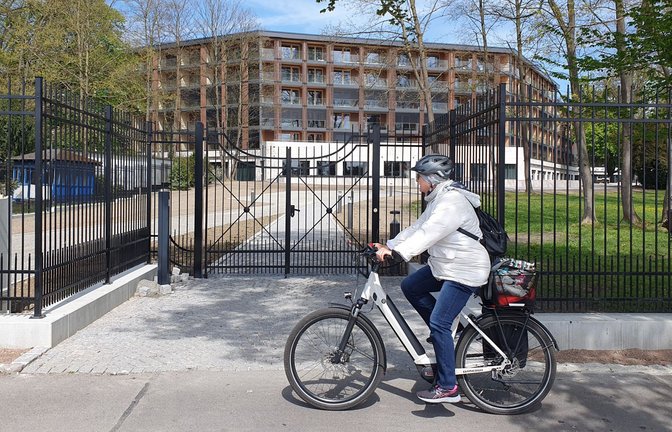 Hinter einem mannshohen Zaun direkt an der Seestraße erhebt sich der neue Wellnesstempel von Hans Jürg Buff.<span class='image-autor'>Foto: &nbsp;</span>