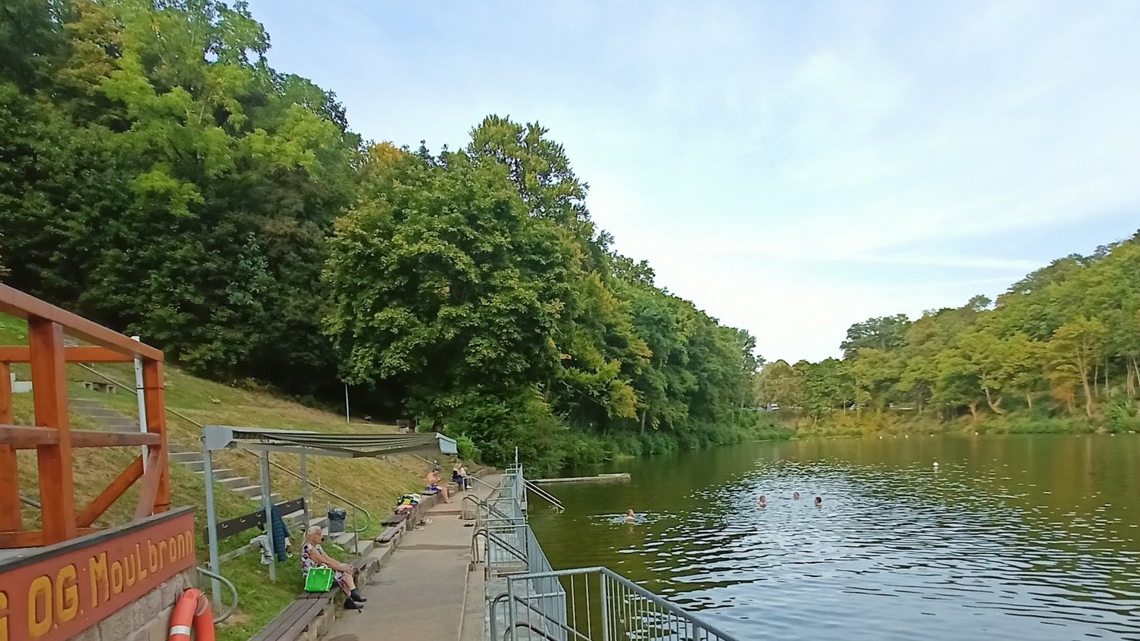 Zieht Gäste aus Nah und Fern an: Der Tiefe See in Maulbronn punktet mit seiner Atmopshäre. Der Wachstand der Badeaufsicht ist nur noch an stark frequentierten Tagen besetzt. Foto: Göbel