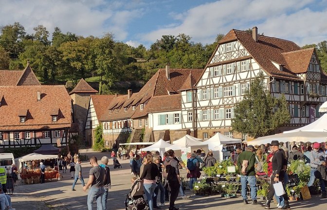 Bummeln und einkaufen: der Kräuter und Erntemarkt im Kloster Maulbronn. <span class='image-autor'>Foto: Gabriele Bickel</span>
