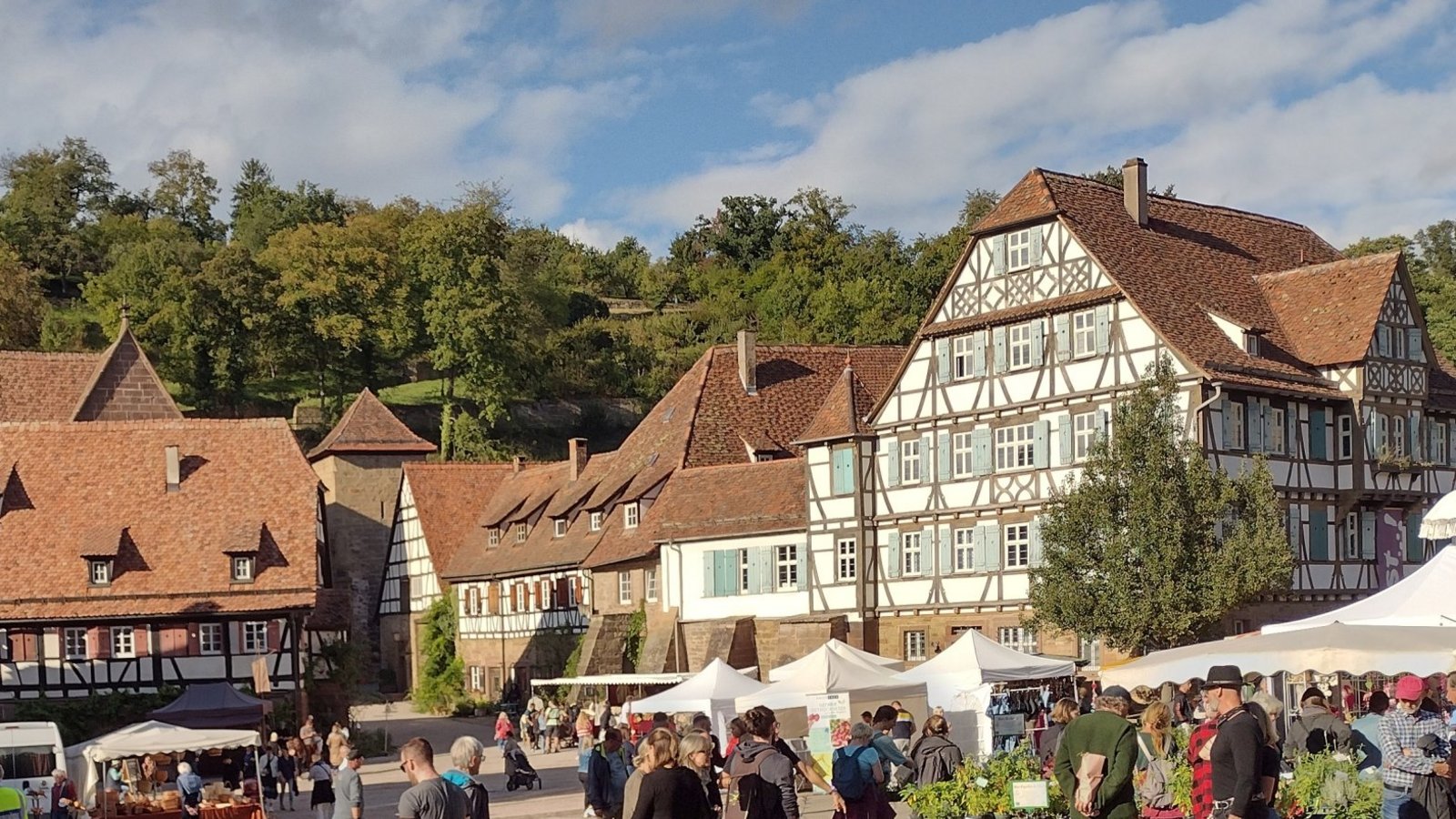 Bummeln und einkaufen: der Kräuter und Erntemarkt im Kloster Maulbronn. Foto: Gabriele Bickel Bummeln und einkaufen: der Kräuter und Erntemarkt im Kloster Maulbronn. Foto: Gabriele Bickel