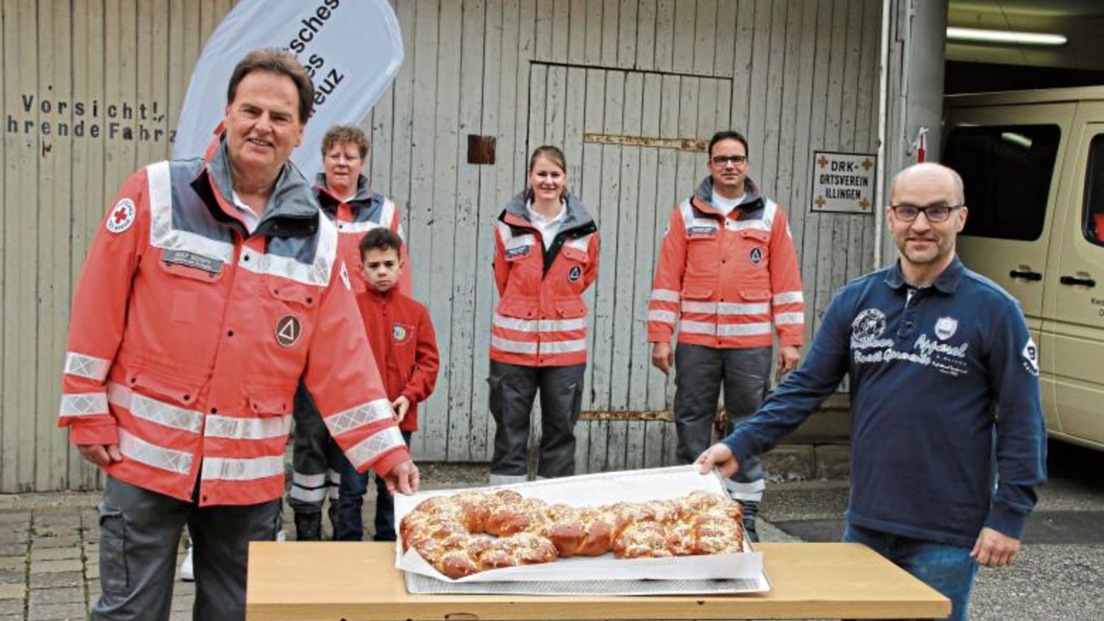 Übergabe des Hefezopf-Schlüssels: rechts Bürgermeister Harald Eiberger, links DRK-Vorsitzender Rolf Schopf.