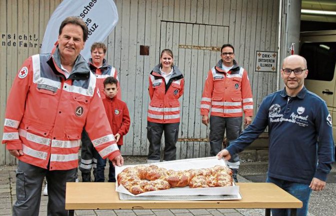 Übergabe des Hefezopf-Schlüssels: rechts Bürgermeister Harald Eiberger, links DRK-Vorsitzender Rolf Schopf.