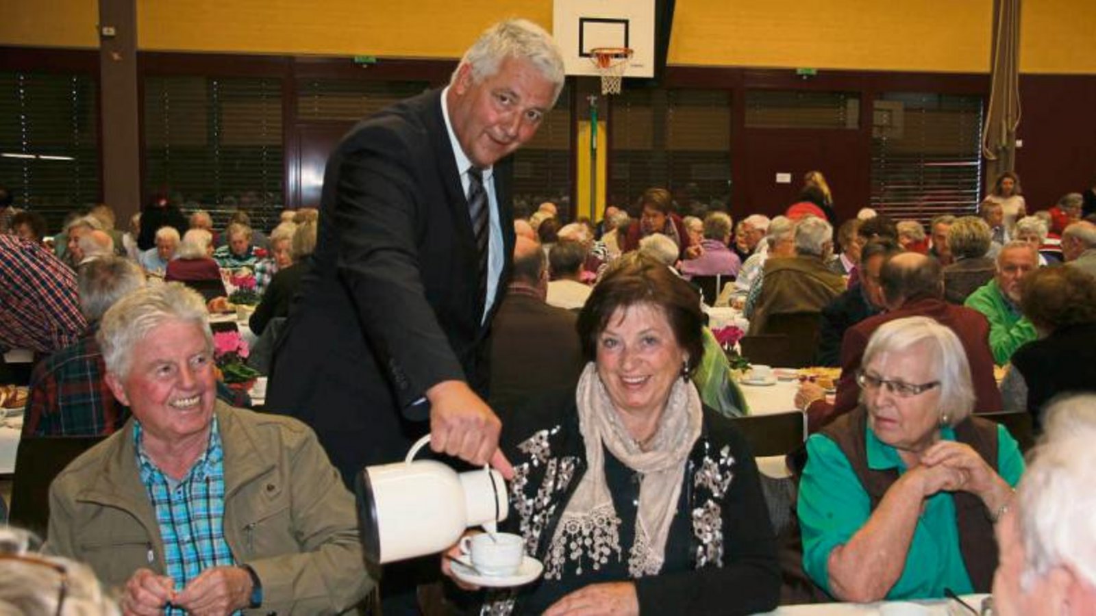 291 Bürger hatten sich zum Seniorennachmittag der Gemeinde Eberdingen in der Gemeindehalle in Nussdorf angemeldet. Fotos: Rücker 291 Bürger hatten sich zum Seniorennachmittag der Gemeinde Eberdingen in der Gemeindehalle in Nussdorf angemeldet. Fotos: Rücker