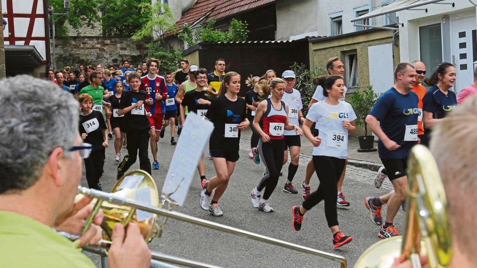 Zwei Guggenmusiken – hier die Kieselbronner Gugge Gaiße – sorgen für Radau entlang der Laufstrecke durch Ensingen. Fotos: Küppers