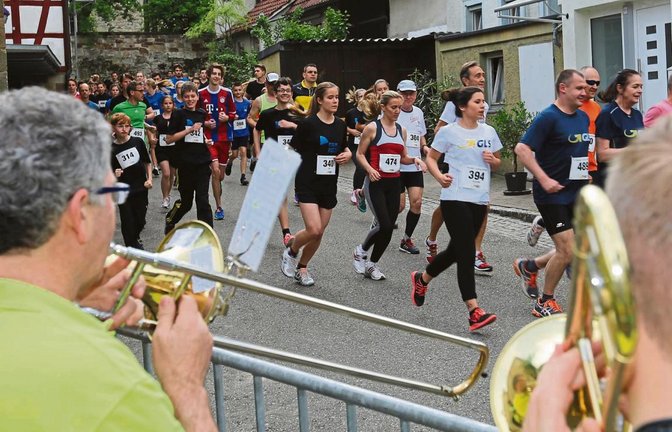 Zwei Guggenmusiken – hier die Kieselbronner Gugge Gaiße – sorgen für Radau entlang der Laufstrecke durch Ensingen. Fotos: Küppers