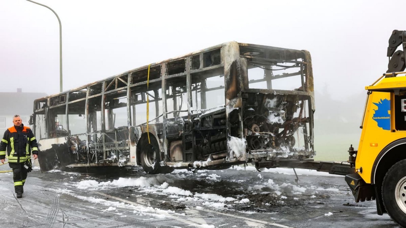 Ein Linienbus mit 35 Schulkindern ist bei Hirschaid ausgebrannt.Daniel Löb/dpa