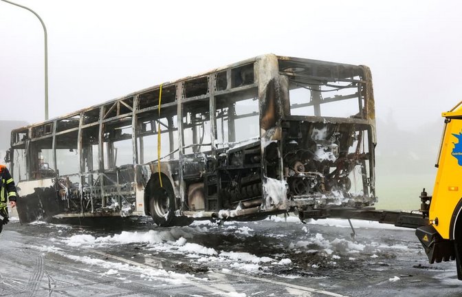 Ein Linienbus mit 35 Schulkindern ist bei Hirschaid ausgebrannt.<span class='image-autor'>Daniel Löb/dpa</span>