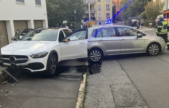 Neben den zerstörten Autos und einer verletzten Person beschäftigten die Rettungskräfte austretende Betriebsstoffe.<span class='image-autor'>Feuerwehr Ludwigsburg</span>
