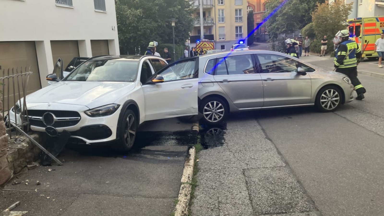 Neben den zerstörten Autos und einer verletzten Person beschäftigten die Rettungskräfte austretende Betriebsstoffe.Feuerwehr Ludwigsburg Neben den zerstörten Autos und einer verletzten Person beschäftigten die Rettungskräfte austretende Betriebsstoffe.Feuerwehr Ludwigsburg