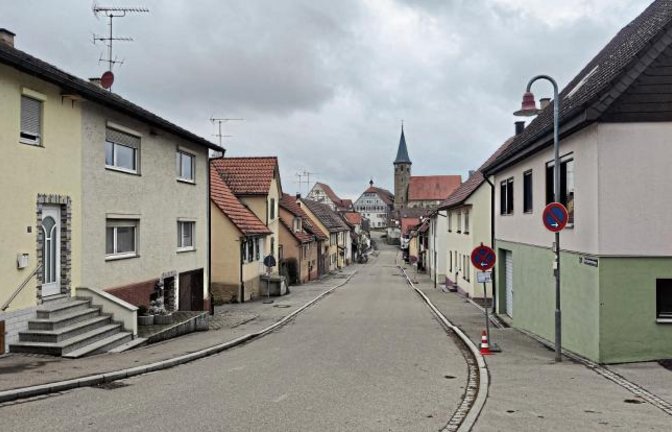 Am Freitag wurden Filmaufnahmen für den Film „Coming Home“ (VKZ hat berichtet) in Enzweihingen gedreht. „Und da war die Hochdorfer Straße, eine der meistbefahrenen innerörtlichen Straßen in Enzweihingen, beidseitig mit Parkverboten belegt. Und siehe da, die Anwohner haben sich daran gehalten. So habe ich die Hochdorfer Straße in den letzten 40 Jahren nicht gesehen. Wirklich ein Bild mit absolutem Seltenheitswert“, schreibt uns Dennis Brabanski zu seinem Foto.