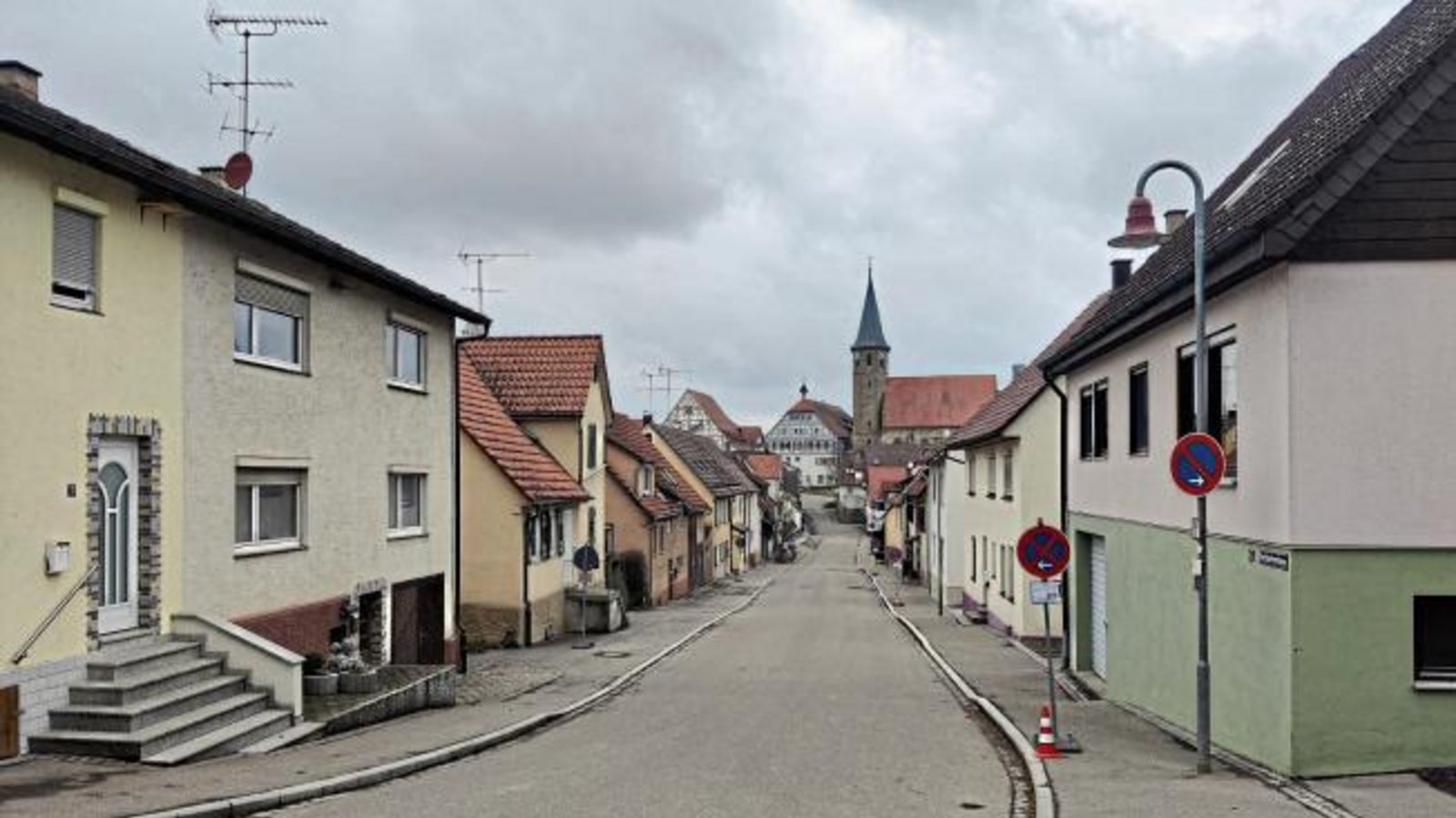 Am Freitag wurden Filmaufnahmen für den Film „Coming Home“ (VKZ hat berichtet) in Enzweihingen gedreht. „Und da war die Hochdorfer Straße, eine der meistbefahrenen innerörtlichen Straßen in Enzweihingen, beidseitig mit Parkverboten belegt. Und siehe da, die Anwohner haben sich daran gehalten. So habe ich die Hochdorfer Straße in den letzten 40 Jahren nicht gesehen. Wirklich ein Bild mit absolutem Seltenheitswert“, schreibt uns Dennis Brabanski zu seinem Foto. Am Freitag wurden Filmaufnahmen für den Film „Coming Home“ (VKZ hat berichtet) in Enzweihingen gedreht. „Und da war die Hochdorfer Straße, eine der meistbefahrenen innerörtlichen Straßen in Enzweihingen, beidseitig mit Parkverboten belegt. Und siehe da, die Anwohner haben sich daran gehalten. So habe ich die Hochdorfer Straße in den letzten 40 Jahren nicht gesehen. Wirklich ein Bild mit absolutem Seltenheitswert“, schreibt uns Dennis Brabanski zu seinem Foto.