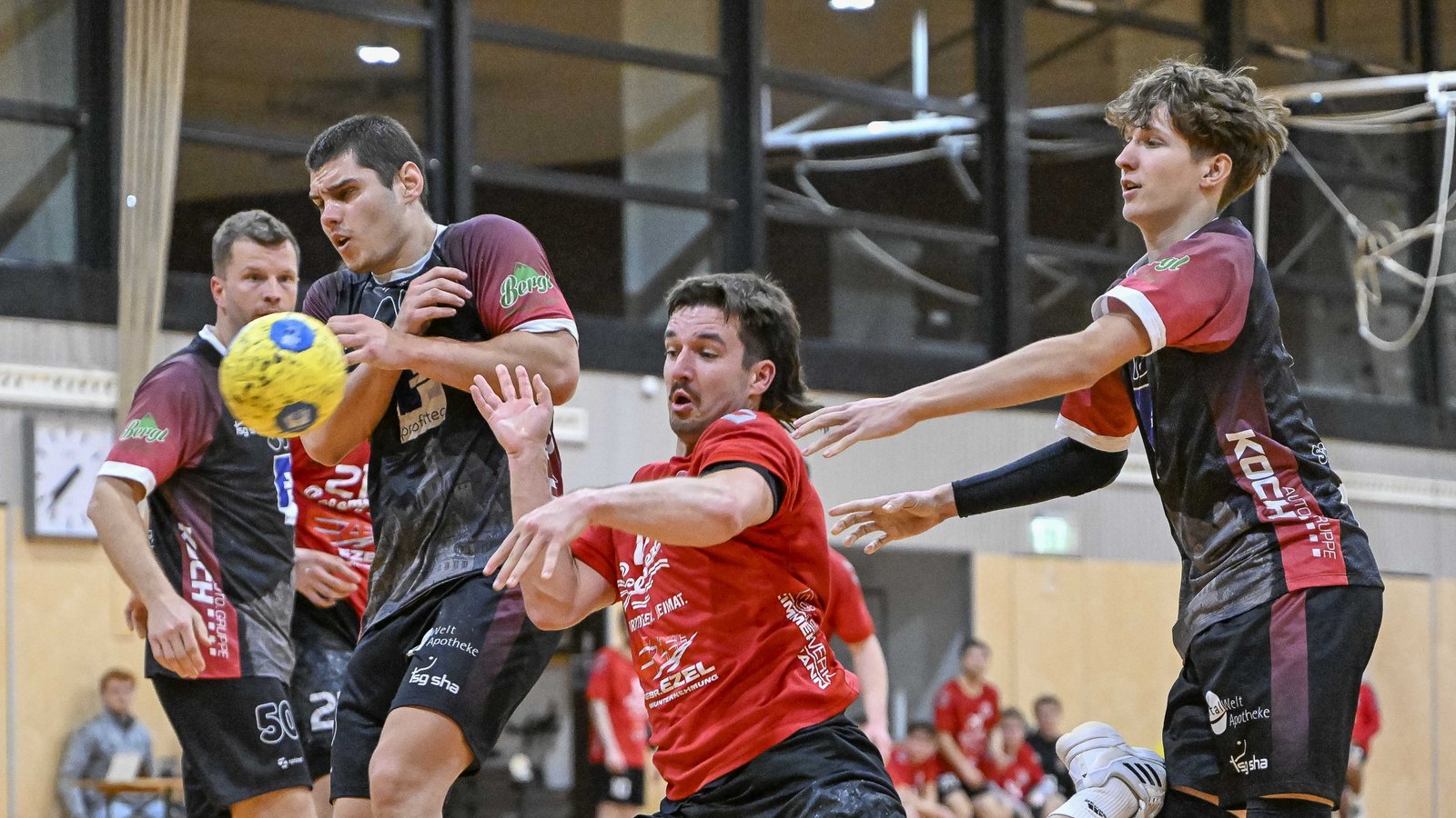 Spielertrainer Felix Langjahr (beim Wurf) landet mit dem HCME unsanft und verliert das Heimspiel gegen Schwäbisch Hall deutlich. Foto: Leitner