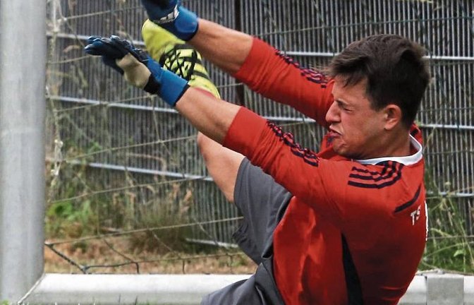 Einmal dran, einmal gehalten – Kim Berberich im Elfmeterschießen des Stadtpokals.  Foto: Küppers