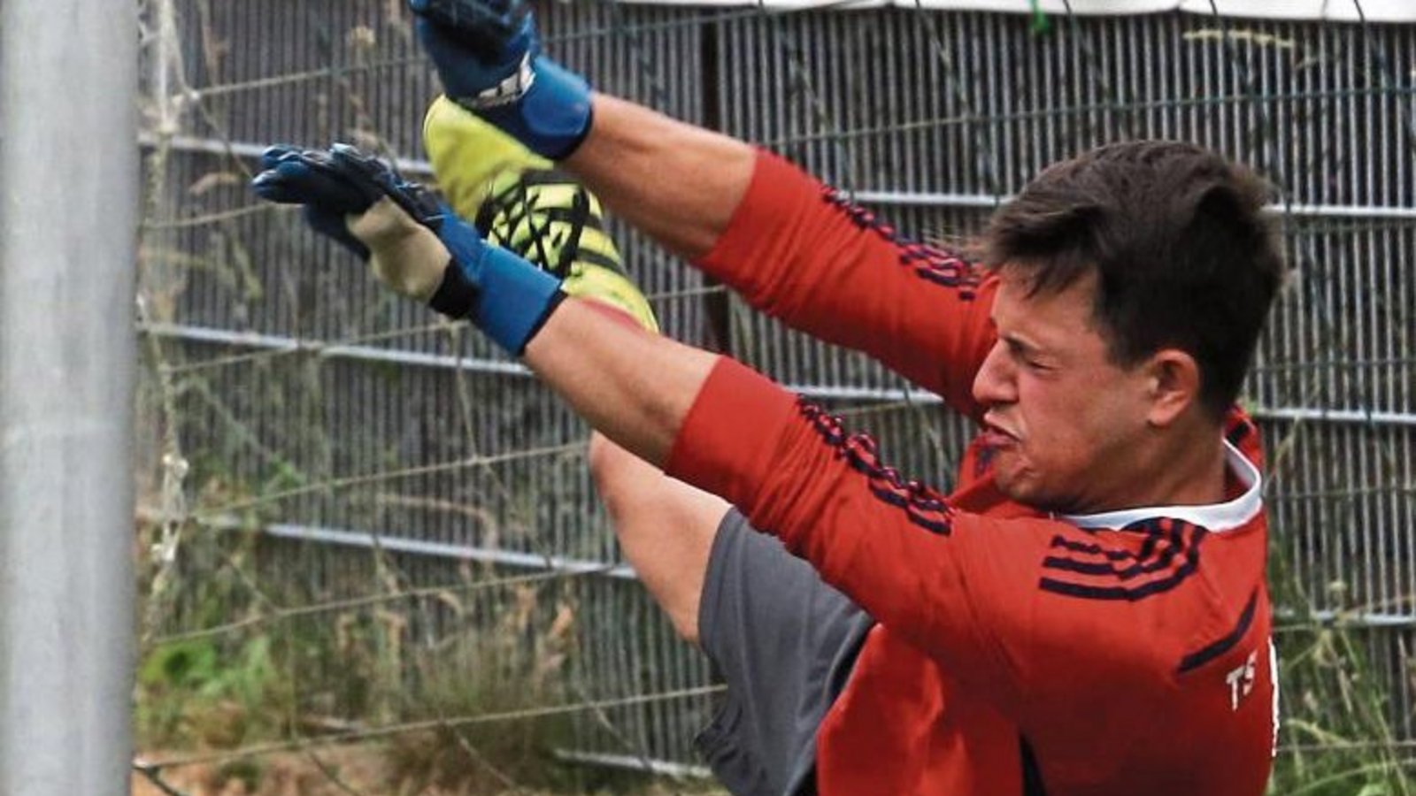 Einmal dran, einmal gehalten – Kim Berberich im Elfmeterschießen des Stadtpokals. Foto: Küppers Einmal dran, einmal gehalten – Kim Berberich im Elfmeterschießen des Stadtpokals. Foto: Küppers