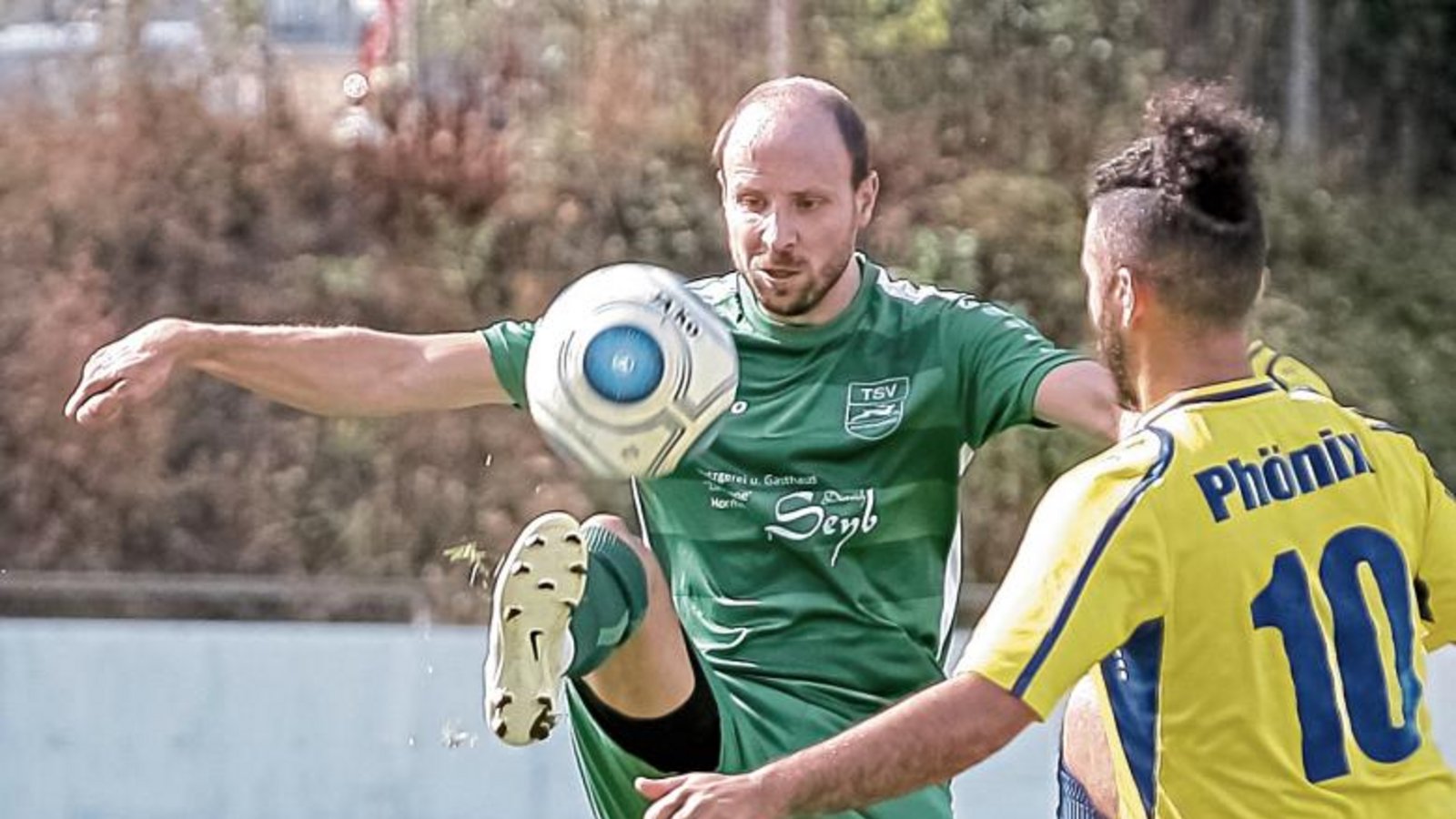 Kleinglattbachs Andre Aisenbrey (links) kommt vor Eros Schembri an den Ball. Foto: Simecek Kleinglattbachs Andre Aisenbrey (links) kommt vor Eros Schembri an den Ball. Foto: Simecek