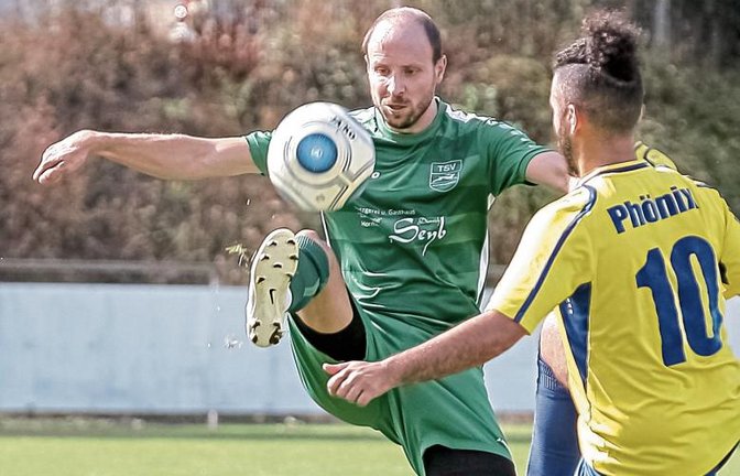 Kleinglattbachs Andre Aisenbrey (links) kommt vor Eros Schembri an den Ball. Foto: Simecek